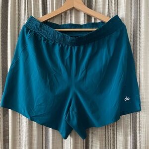 ALO 5’ adapt running shorts